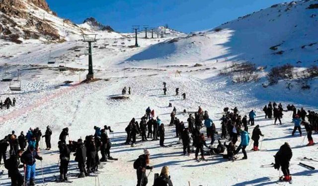Suspenden viajes de egresados tras masivo contagio en Bariloche