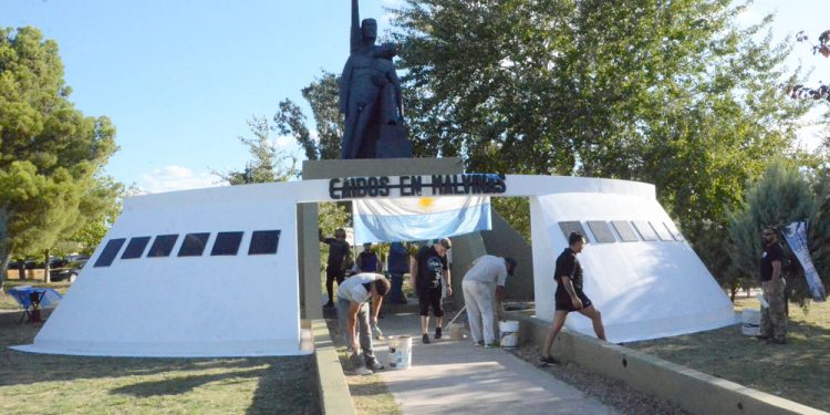 "Titanes de Acero", la agrupación que mantiene el Monumento a los Caídos