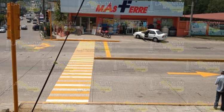 Trabajos de balizamiento y semaforización en crucero riesgoso