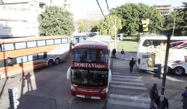 Transportistas de turismo bloquean la Terminal de Ómnibus en protesta a las restricciones a los viajes