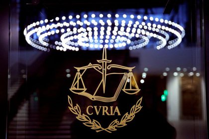 FOTO DE ARCHIVO. El logo del Tribunal de Justicia de la Unión Europea aparece en el exterior de la sala principal del tribunal en Luxemburgo. 26 de enero de 2017. REUTERS/Francois Lenoir