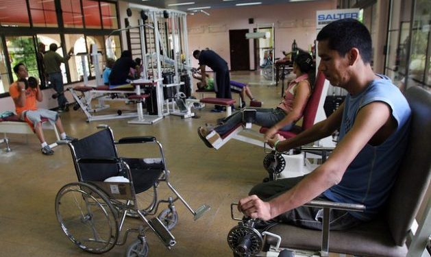 Pacientes venezolanos reciben atención fisioterapéutica a través del programa de cooperación médica entre Venezuela y Cuba, en el Centro Internacional de Salud La Pradera, en La Habana. El país cuenta con instalaciones médicas de renombre para la prestación de servicios médicos. Foto: Jorge Luis Baños/IPS
