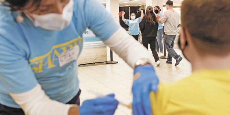Turismo de vacunas en EU ha reactivado a agencias de viajes