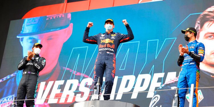 Max Verstappen celebrando una victoria