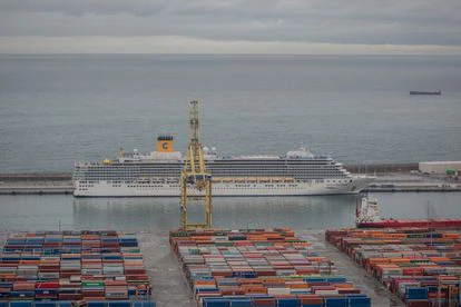 El crucero Costa Deliziosa en el puerto de Barcelona.