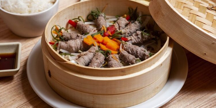 Chadolbagui, plato típico compuesto por marijjim, verduras y carne al vapor