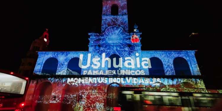 Ushuaia presentó el destino con un mapping en el Cabildo de Buenos Aires