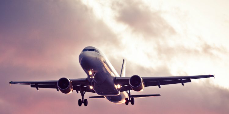 Vacunación, clave para reactivar a la industria aérea