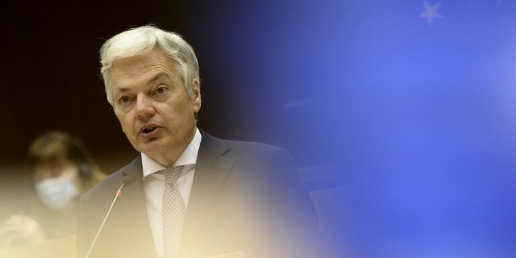 El comisario europeo de Justicia Didier Reynders se dirige al Parlamento Europeo en Bruselas, el 28 de abril de 2021, sobre la creación de un certificado Covid-19.