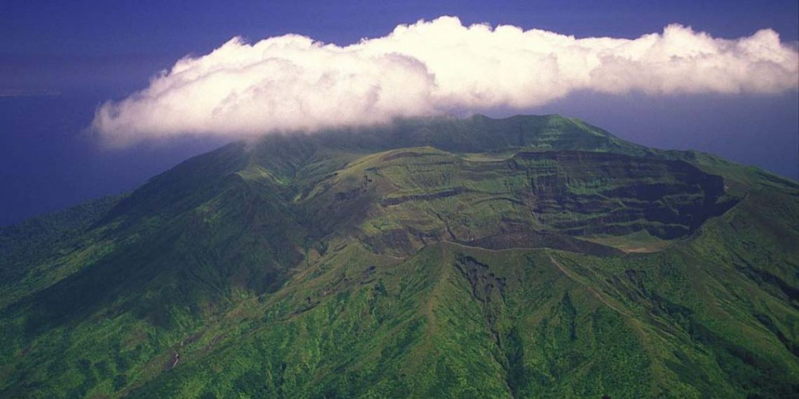 Volcán en San Vicente, en el Caribe, podría explotar; envían crucero a evacuar residentes – Telemundo El Paso (48)
