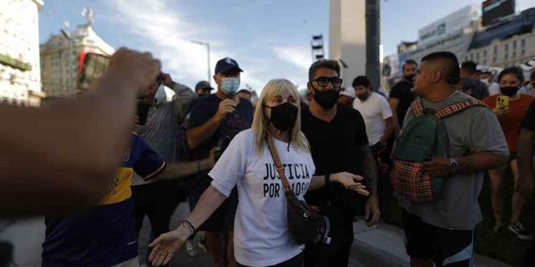 Claudia Villafañe, exmujer de Maradona, con una camiseta pidiendo justicia