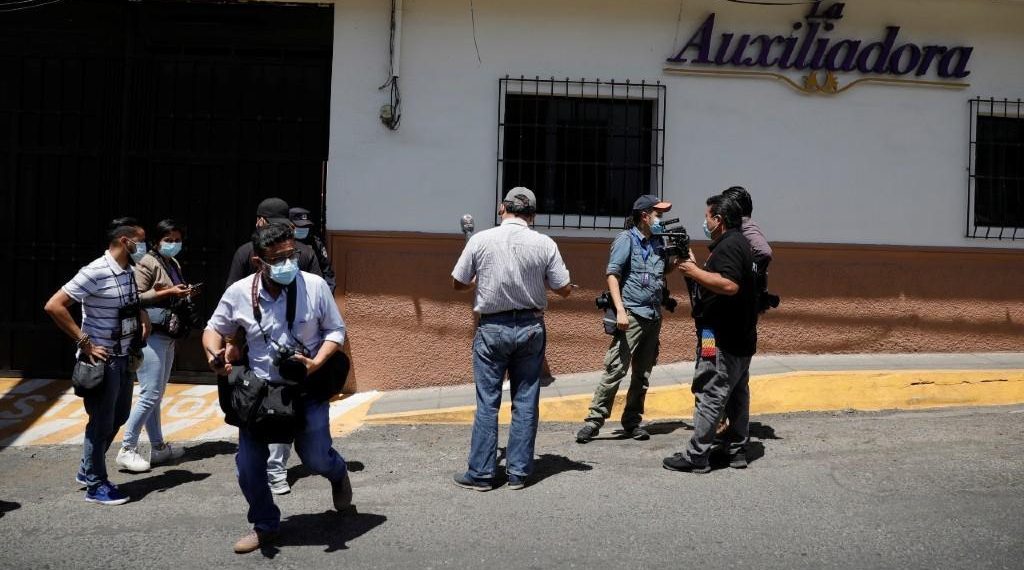 Miembros de los medios de comunicación esperan esperan la llegada del ataúd con el cuerpo de Victoria Salazar en Sansonate, El Salvador, el 3 de abril de 2021.