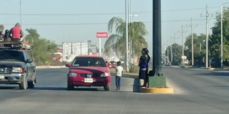¡Bajo lupa! Sospechan de delito caso de mujeres y niños indígenas en cruceros de Guasave