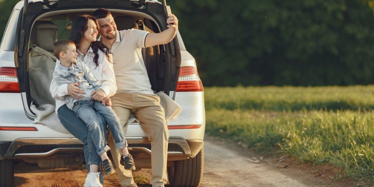 Familia viaja en coche.