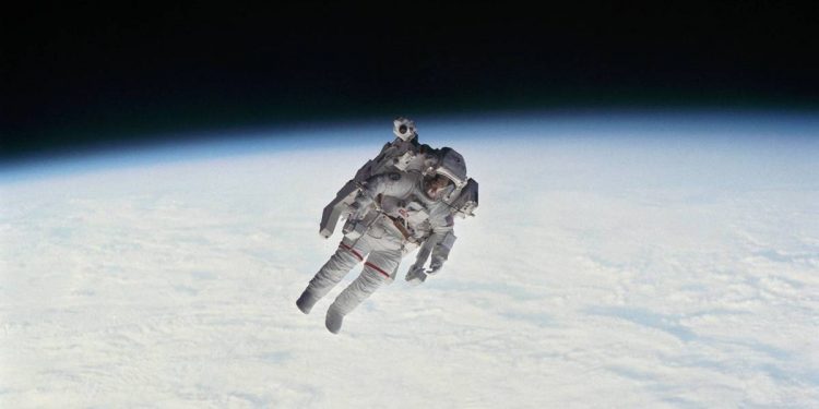 Foto: El astronauta Bruce McCandless realiza el primer paseo espacial sin sujeción de la historia (NASA)