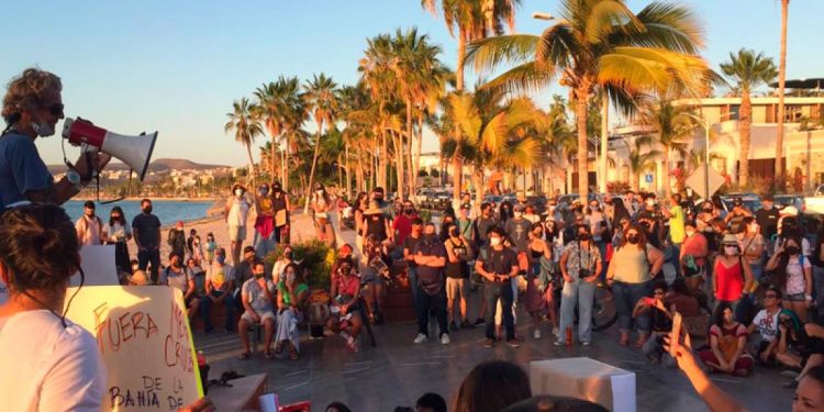 Forman valla humana para exigir informes sobre cruceros