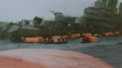 A las 16.32 el capitán Bonzo ordena abandonar la nave. De los 1093 tripulantes, 770 llegaron a las balsas, 323 murieron en el mar
 (Fernando Massobrio)