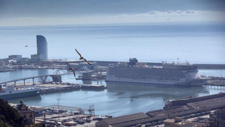 FOTO: MANÉ ESPINOSA. IMAGEN DE LAS TERMINALES DE CRUCEROS DEL PUERTO DE BARCELONA CON HOTEL VELA AL FONDO.