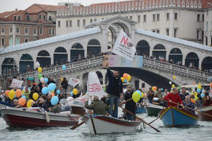 Manifestantes protestan en una manifestación en botes y góndolas en el Gran Canal de Venecia (Italia). EFE/ANDREA MEROLA/Archivo
