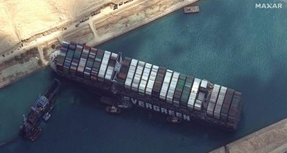 Imagen de satétite en la que se observa a los remolcadores intentando reflotar el megabuque Ever Given, que bloqueó el Canal de Suez en marzo pasado.