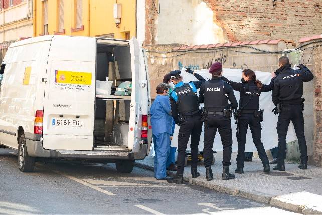 Encuentran un cadaver calcinado en el barrio del Crucero de León. / Campillo / ICAL