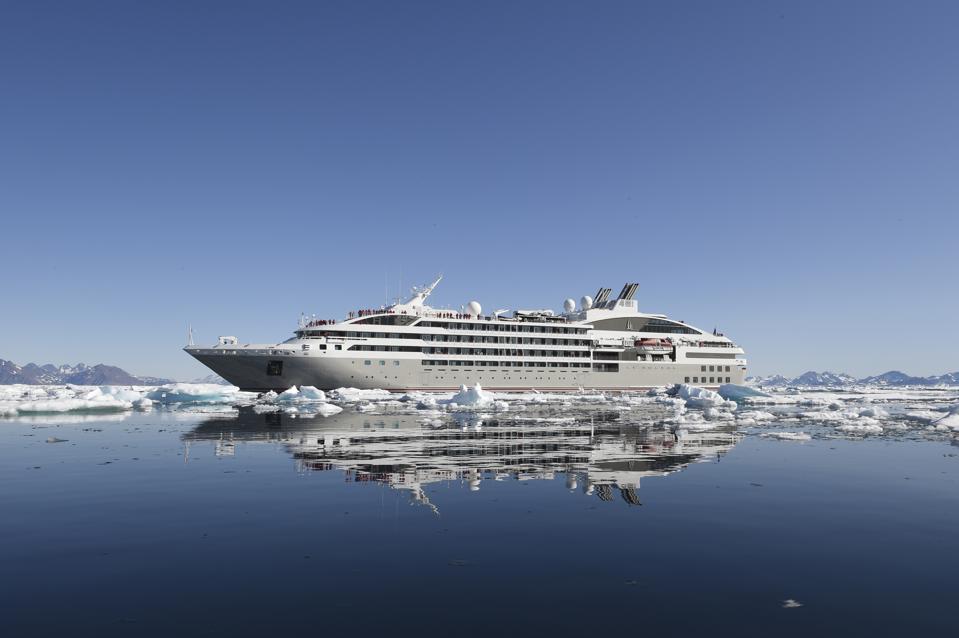 El barco Le Soleal navega en medio de los icebergs.