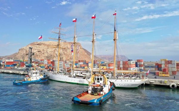 Puerto de Arica recibe al Buque Escuela Esmeralda