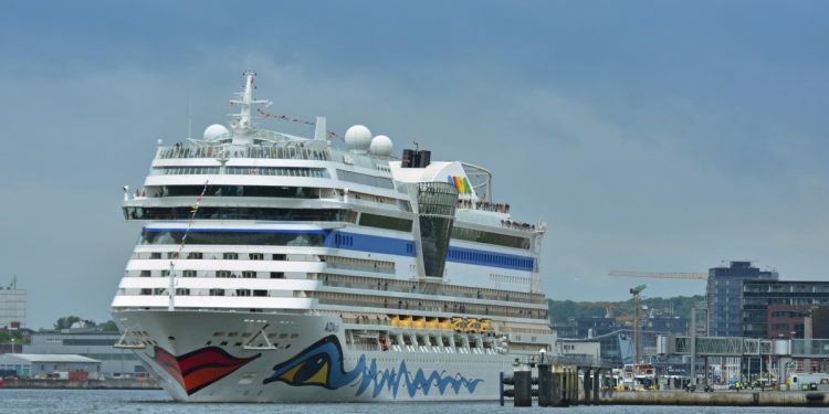 AIDAsol zarpa desde Kiel con el primer crucero del año desde un puerto alemán