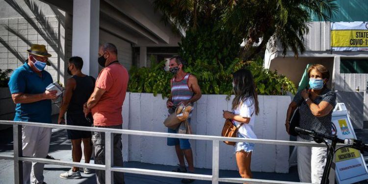 Fila en Miami para recibir una vacuna contra la Covid-19