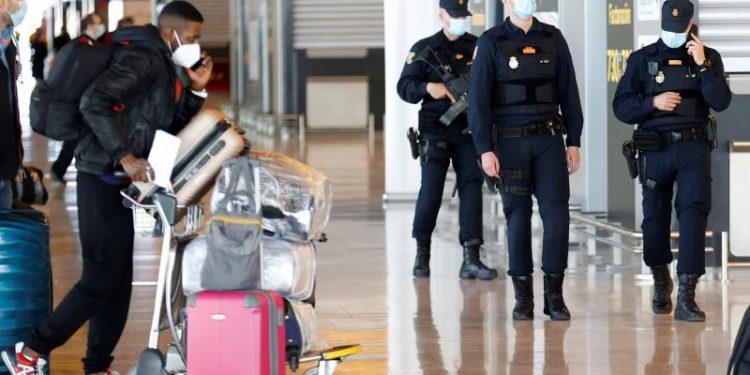 Agencias de viaje ven un error que España no pague PCR a turistas extranjeros