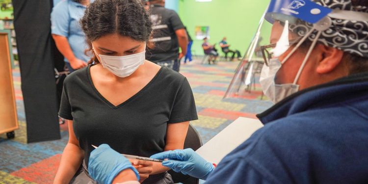 Agencias de viajes ofrecen paquetes para vacunarse contra COVID-19 en EE. UU.