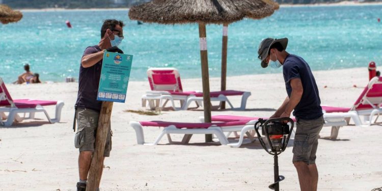 Foto: Puesta a punto de las playas en Mallorca para recibir turistas. (EFE)