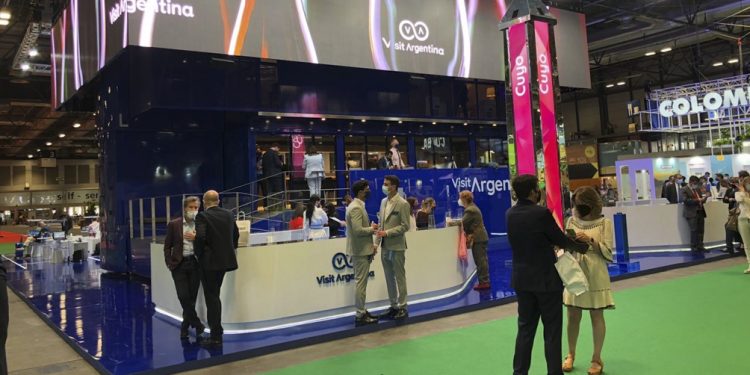 En el stand argentino se pueden ver videos de paisajes naturales, ciudades, fauna, flora, gastronomía y actividades que se desarrollan en destinos del país.