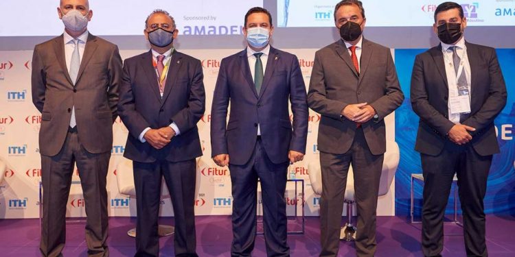 Arona reclama que los destinos que lideraron el nacimiento del sector impulsen la reconversión a un turismo sostenible