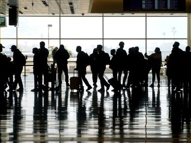 Miles de personas han viajado de México a Estados Unidos para recibir la vacuna contra covid-19.
