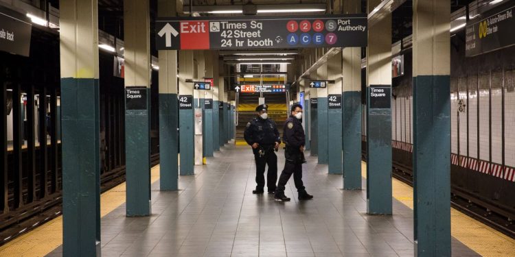 Ayuntamiento de NYC ofrece programa de compañeros de viaje a sus empleados para brindar seguridad en el transporte público