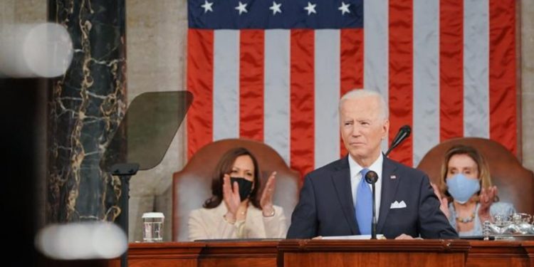 Biden acuerda con compañías de viajes dos semanas de recorridos gratis a sitios de vacunación