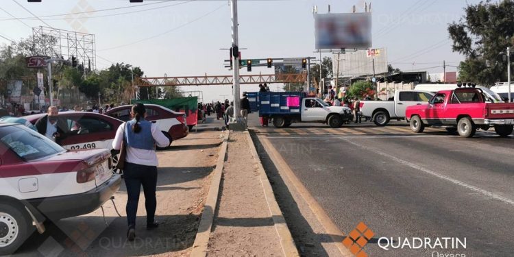 Bloquean crucero de Hacienda Blanca en Oaxaca