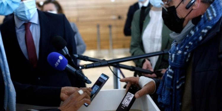 COVID-19: Trabajan países en "pasaporte" de vacunación para facilitar viajes al extranjero