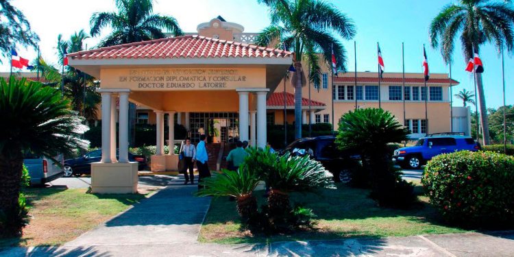 Cancillería licita 72 millones de pesos para compra de boletos aéreos y ticket de combustible