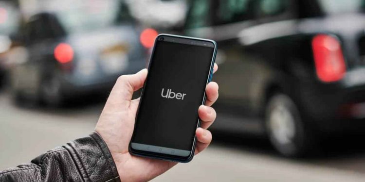Celebra Biden que a Uber y Lyft ofrezcan viajes gratis a quienes acudan a vacunarse