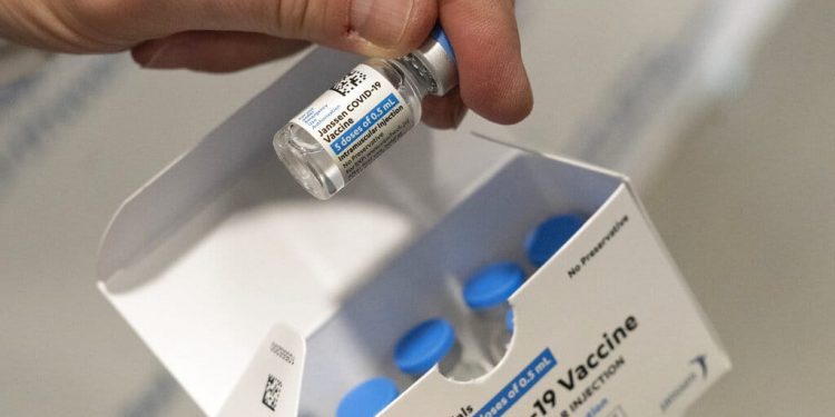 Advertencias oficiales sobre la vacuna de Johnson & Johnson que debes conocer