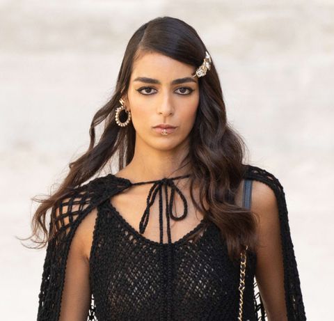 modelo con piercing en el labio en el desfile crucero de chanel