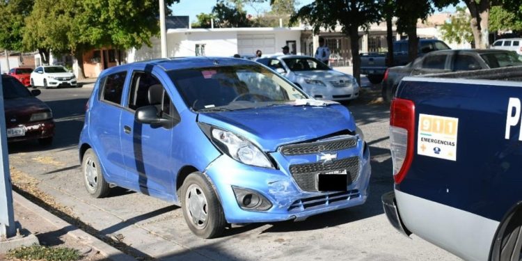 Chocan dos vehículos en transitado crucero de Los Mochis