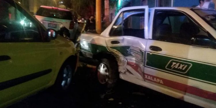 Chocaron en pleno crucero; un taxista resultó lesionado, en Xalapa - Diario de Xalapa