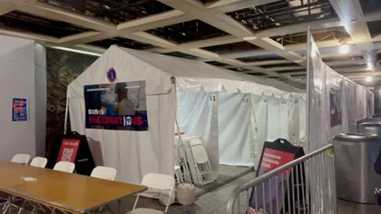 Centro de vacunación en el subterráneo de Nueva York