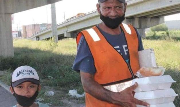 Comparten voluntarios alimentos en cruceros