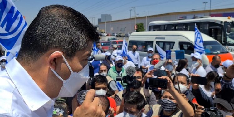 Con la ausencia del PRI, Eduardo Rivera inicia campaña repartiendo propaganda en un crucero