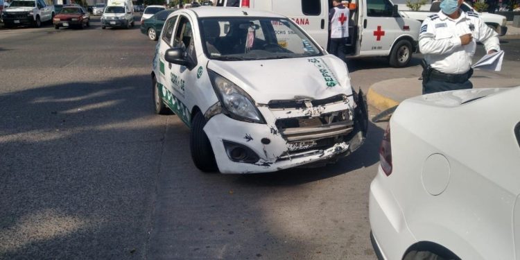 Conductor provoca choque en un crucero de Los Mochis