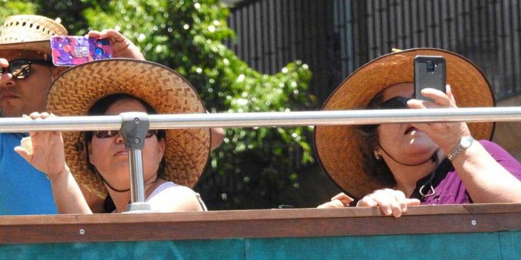 Continuar con medidas sanitarias para reactivar turismo, pide gobernador